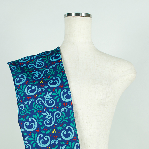 C0663　紺色ベース唐草柄生地