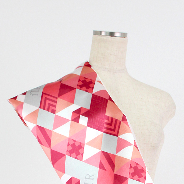 C0235　赤ベース　幾何学ダイヤ柄生地