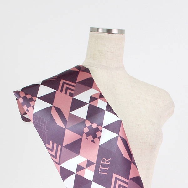 C0238　ワインレッドベース　幾何学ダイヤ柄生地