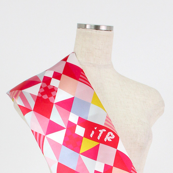 C0240　赤ベースカラフル　幾何学ダイヤ柄生地