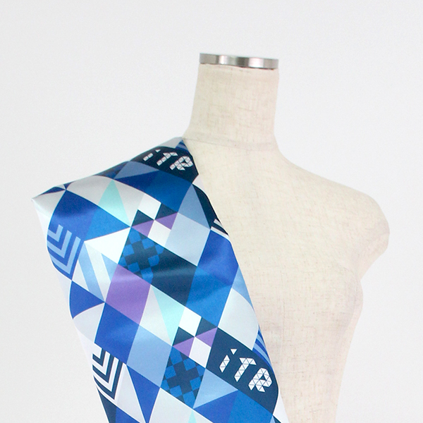 C0241　青ベースカラフル　幾何学ダイヤ柄生地