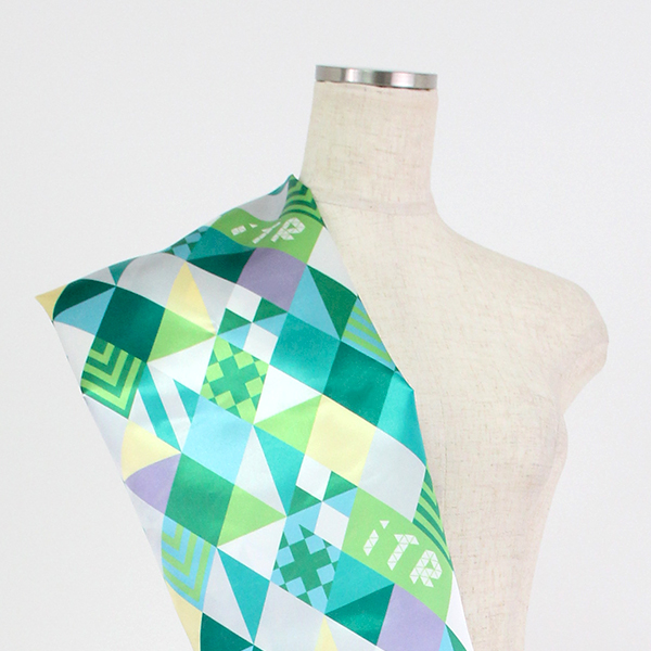 C0242　緑ベースカラフル　幾何学ダイヤ柄生地