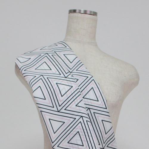 C0130　三角　幾何学柄生地