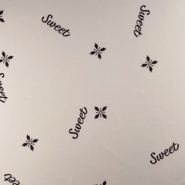 C0513　クリーム色ベースsweetロゴ柄生地