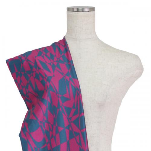 C0135　緑+ピンク　幾何学柄生地