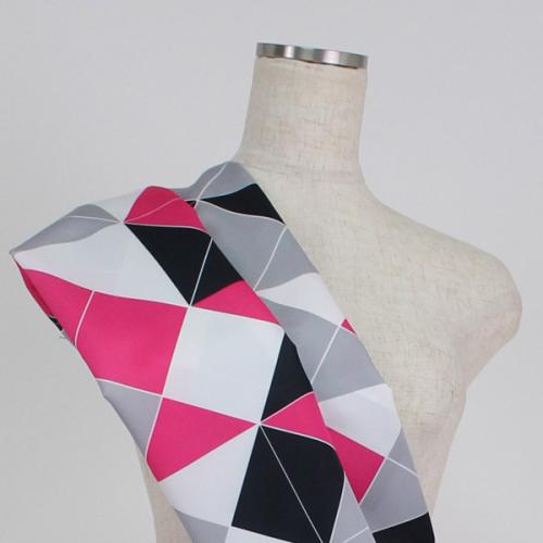 C0104  ピンク×黒×灰　幾何学柄生地