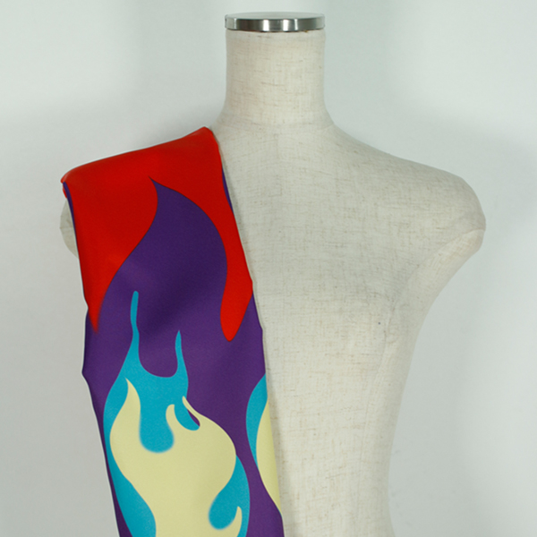 C0584　赤ベース紫青炎柄生地