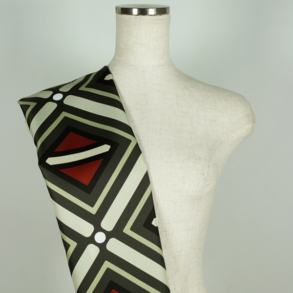 C0594　カーキベース幾何学柄生地