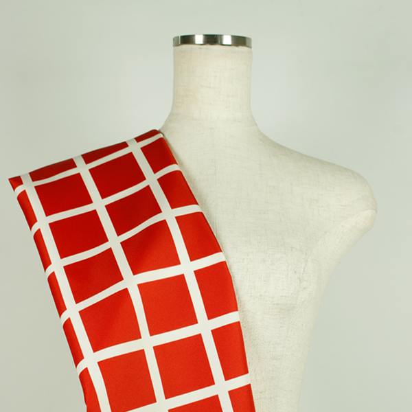 C0597　赤ベースオフホワイト格子柄生地