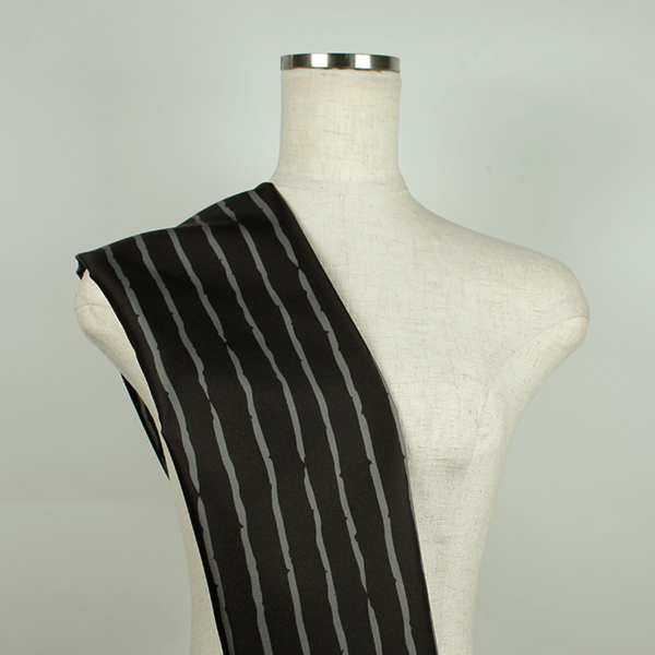 C0607　黒ベース灰色手書き風ストライプ(太)柄生地