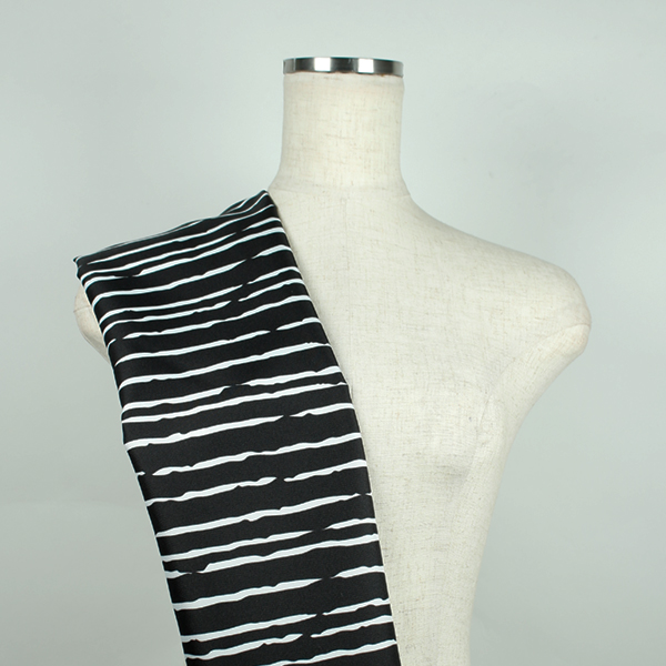 C0608　黒ベース白色手書き風ランダムストライプ柄生地