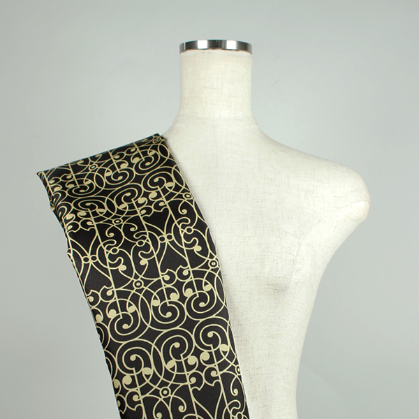 C0598　黒ベース幾何学模様柄生地