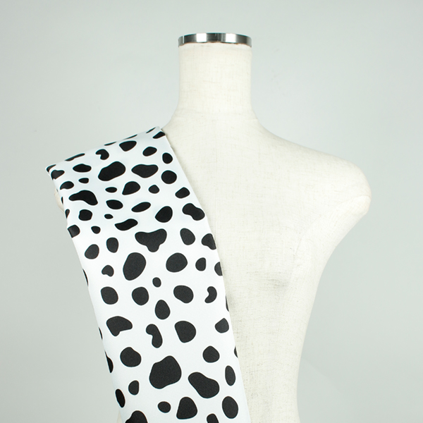 C0600　白ベースダルメシアン柄生地
