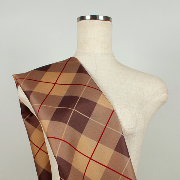 C0617　薄茶色ベース茶色×赤チェック柄生地