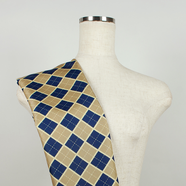 C0623　ベージュベース紺色アーガイル柄生地