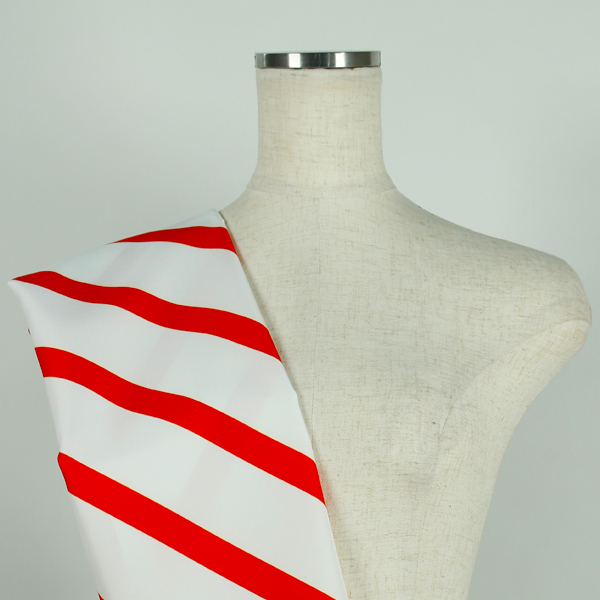 C0640　赤×白斜めストライプ柄生地