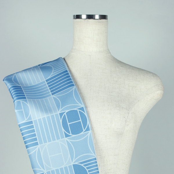 C0636　水色ベースストライプロゴ柄生地